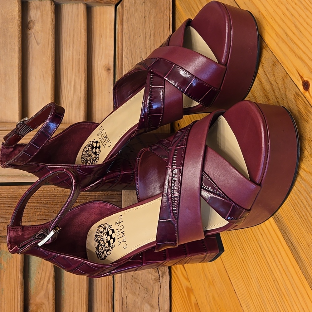 NWOT! VINCE CAMUTO GRUELIE Cranberry/ Deep Plum Leather Platform…